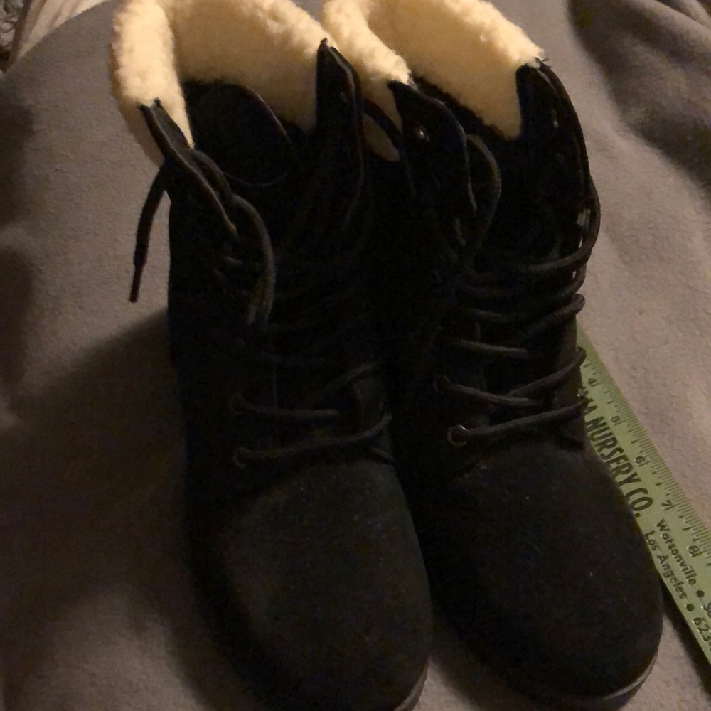 Bobbie Brooks M 8/9 size black boots.